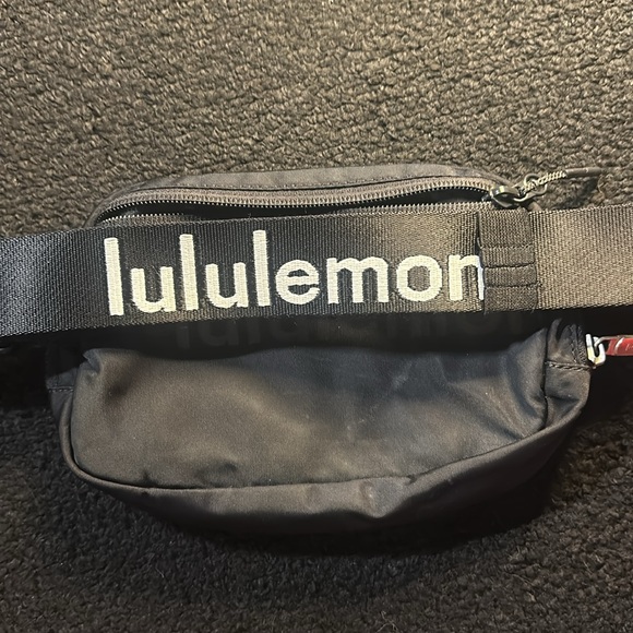 Lululemon Black Adjustable Fanny Pack - Picture 4 of 6